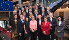 Groepsfoto Commissie Juncker in trappenhuis