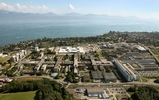 De École Polytechnique Fédérale de Lausanne en de Universiteit of Lausanne dichtbij het meer Geneva in Lausanne, Zwitserland.