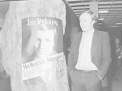 Jan Terlouw naast verkiezingsaffiche D66
