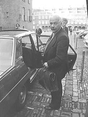 Den Uyl stapt in auto na mislukte kabinetsformatie, 4 november 1977