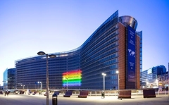 Regenboogvlag geprojecteerd op het gebouw van de Europese Commissie (foto: Lukasz Kobus)