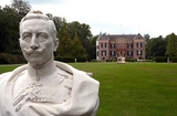 Beeld van Wilhelm II en op de achtergrond Huis Doorn