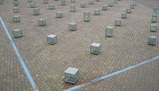 Plein voor gemeentehuis met glazen kubussen in Leerdam