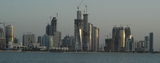 Skyline van Doha, Qatar. Er zijn minstens 16 kranen in deze afbeelding.