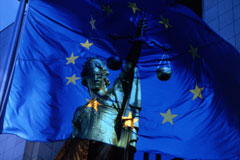 EU-vlag en Vrouwe Justitia (Europees Openbaar Ministerie)