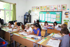Een klaslokaal met 9 werkende kinderen