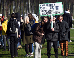 Kinderen die demonstreren met het bord "The planet is hotter than Liam Gallagher in 1994"