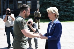 Greetings between Volodymyr Zelenskyy, on the left and Ursula von der Leyen (in the foreground)
